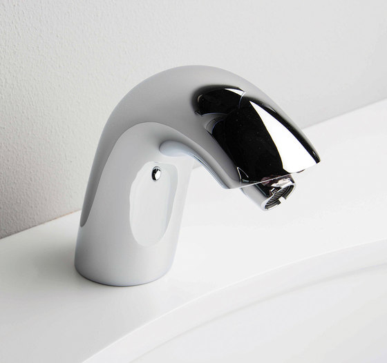 Aquaeco | Eco Round Wall Mounted Infrared Tap by BAGNODESIGN