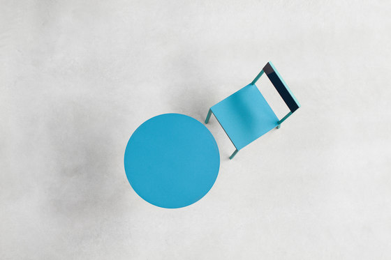 round table S | hammerpaint blue | Mesas de bistro | valerie_objects