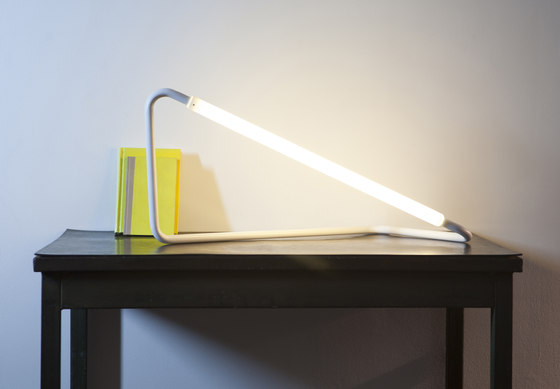 Light Object 001 Single | blue finish | Lámparas de sobremesa | Naama Hofman Light Objects