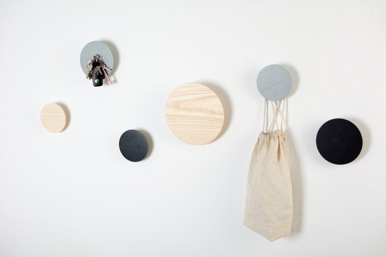Satellites round wall hooks in ash wood | Crochets | bartmann berlin