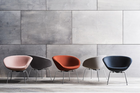Pot™ | 3318 | Lounge Chair | Dark brown powder coated base | Poltrone | Fritz Hansen