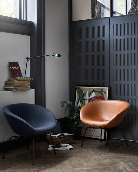 Pot™ | 3318 | Lounge Chair | Dark brown powder coated base | Armchairs | Fritz Hansen