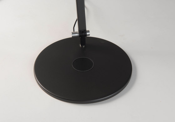 Z-Bar slim Desk Lamp with power base (USB and AC outlets), Metallic Black | Luminaires de table | Koncept