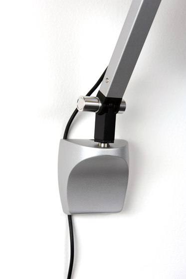 Z-Bar slim Desk Lamp with wireless charging Qi base, Metallic Black | Tischleuchten | Koncept