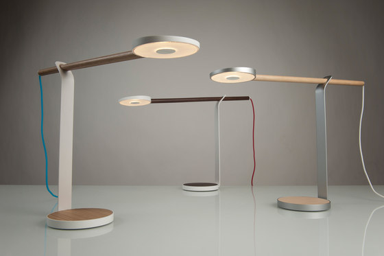 Gravy LED Desk Lamp - White Oak & Matte White | Tischleuchten | Koncept