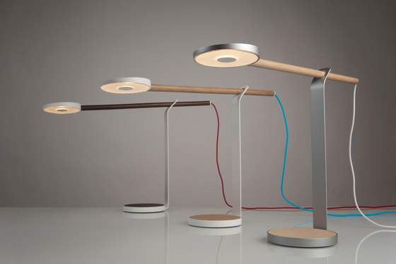 Gravy LED Desk Lamp - Walnut & Matte White | Luminaires de table | Koncept