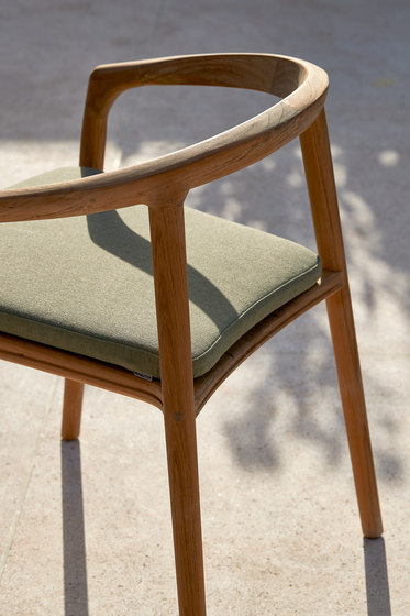 Solid armchair | Sillas | Manutti