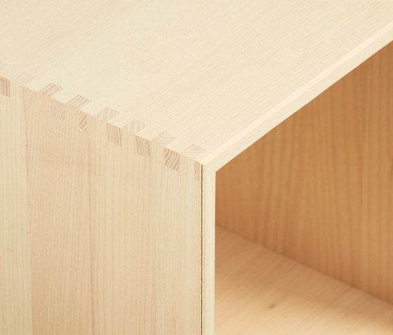 Bookcase Solid Ash Half-Size Vertical M30 | Étagères | ATBO Furniture A/S