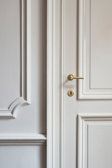 Memento Mori door handle in satin polished brass | Lever handles | Vervloet