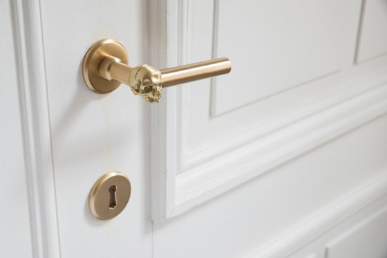 Memento Mori door handle in satin polished brass | Lever handles | Vervloet