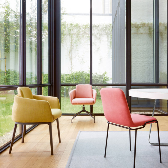 Tadao | Sedia Con Braccioli Basamento In Alluminio Su Ruote | Sedie | Ligne Roset
