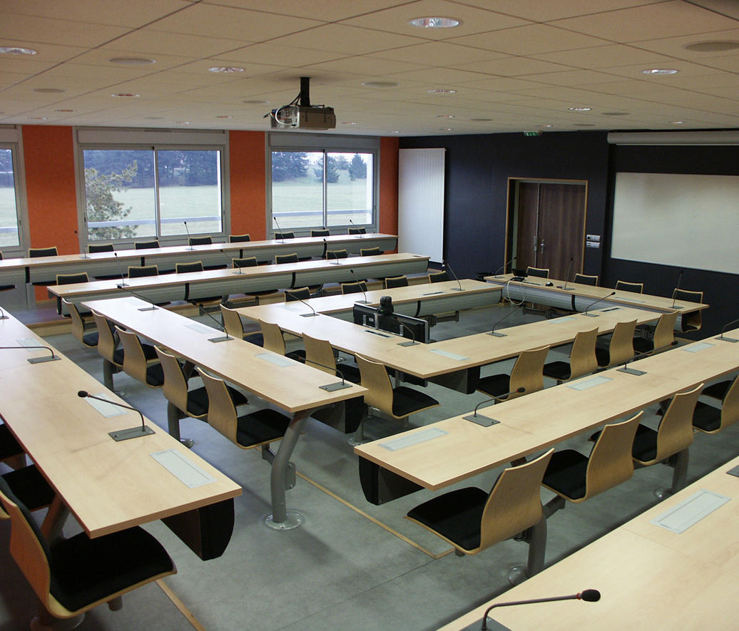 Аудитория это. Столы для лекционных аудиторий. Мебель для лекционных аудиторий. Современные учебные аудитории. Учебная аудитория.