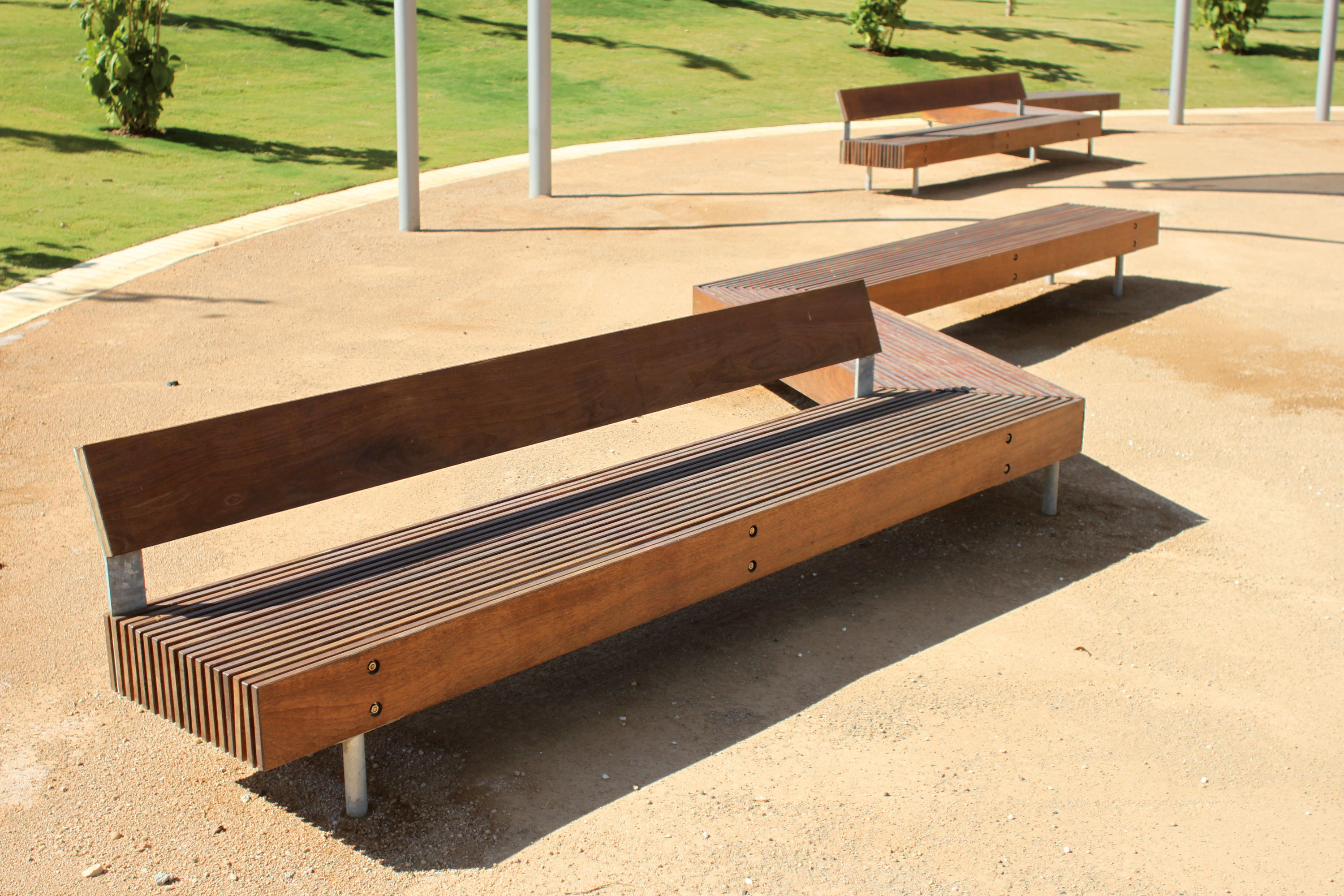 бетонные скамейки с деревянным настилом