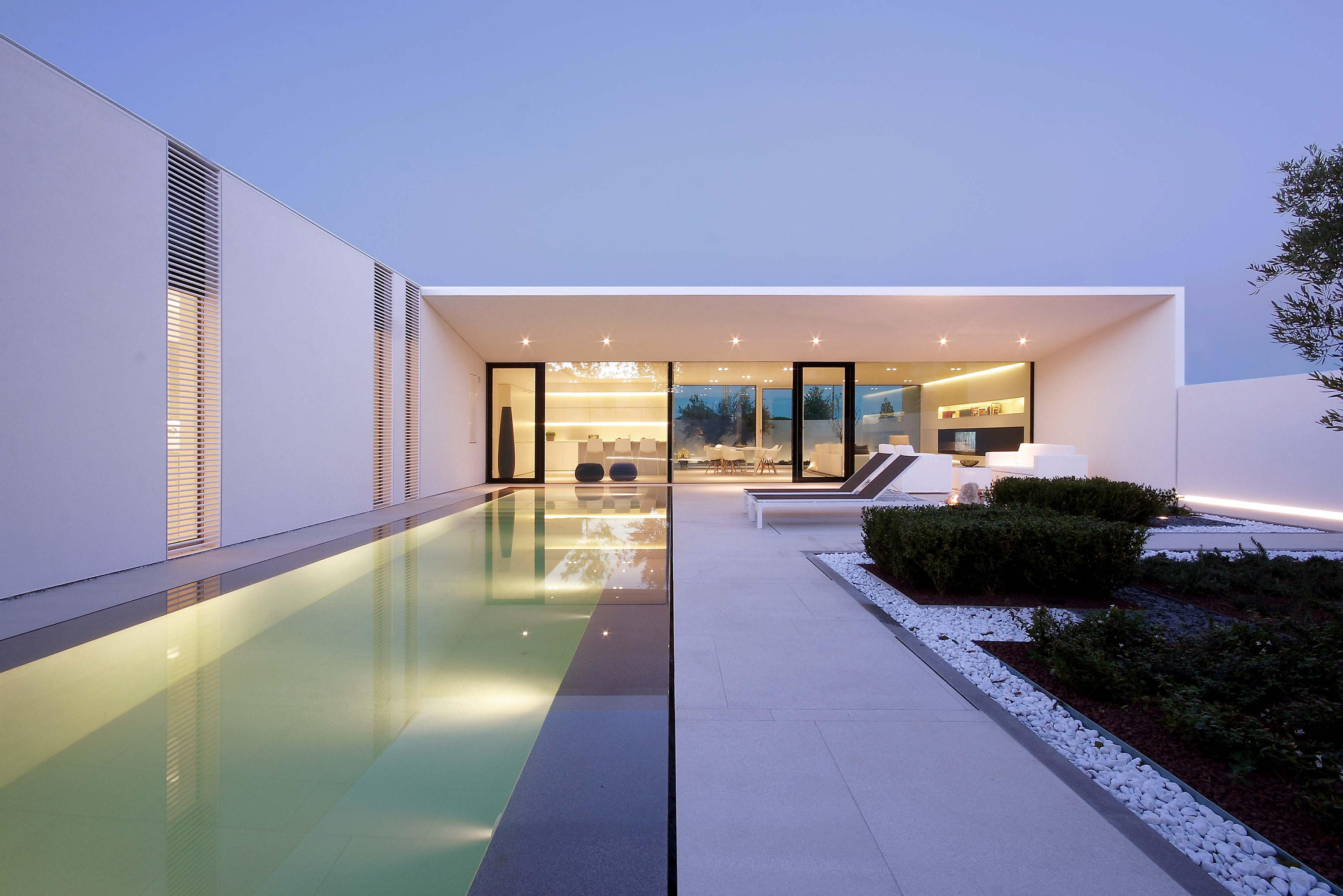 Luxury tech. Вилла в Испании стиль Модерн. Модерн Хаус в Италии. Jesolo Lido Pool Villa in Italy by JM Architecture. Контемпорари архитектура экстерьер.