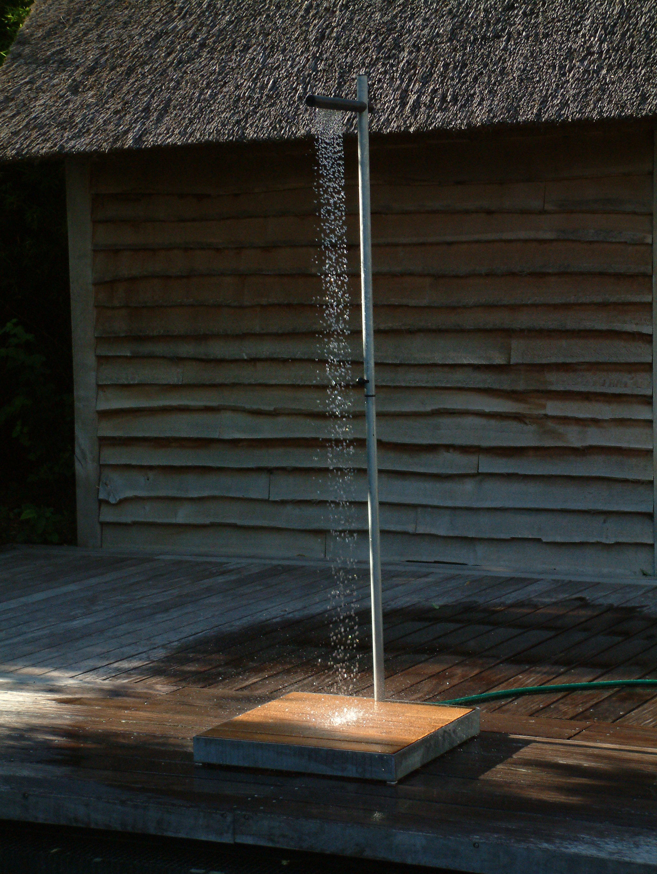 Cascade, la ducha de exteriores para un jardín minimalista