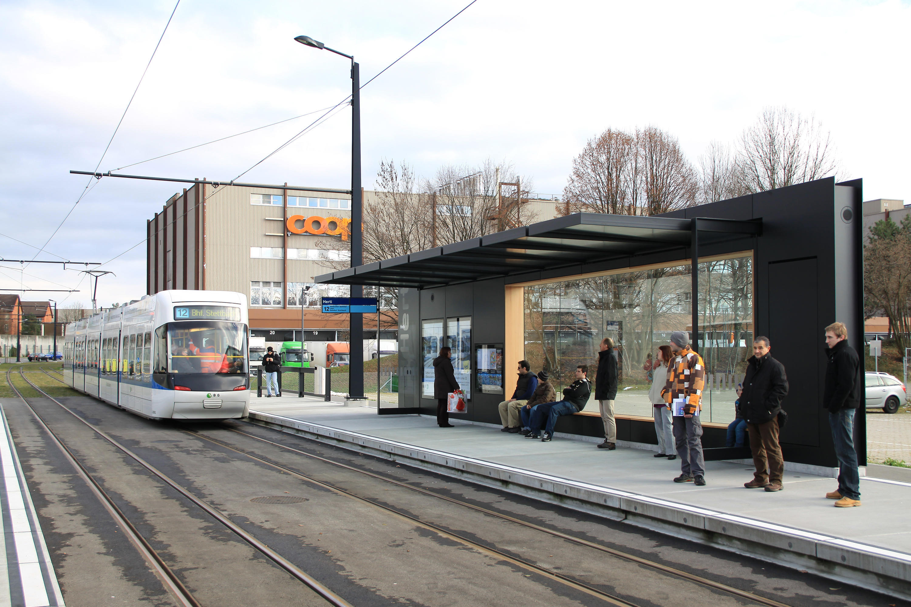 Остановка школа трамваи. Современные остановки общественного транспорта. Трамвайные остановки в Европе. Трамвайная остановка Германия. Современные трамвайные остановки.