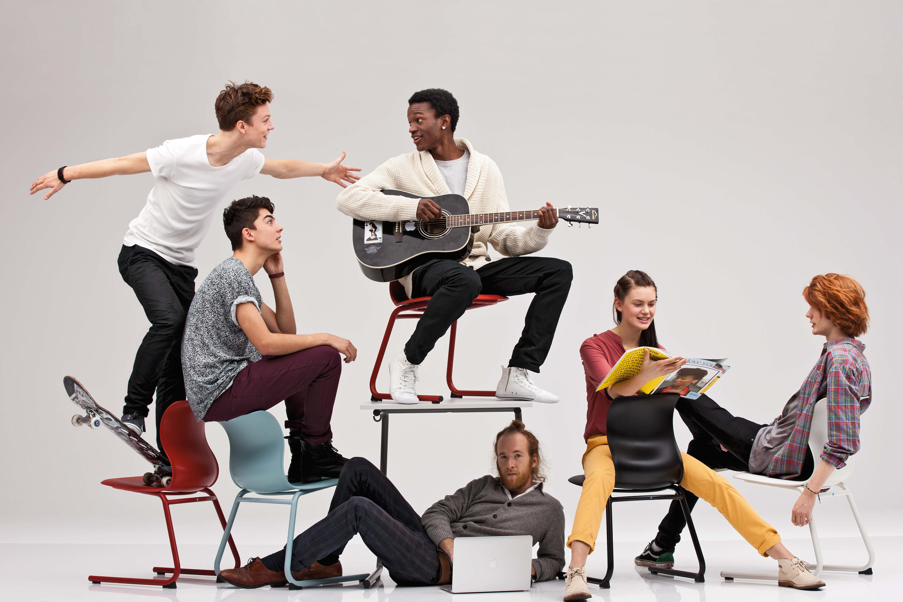 Творческие группы формы. Музыкальные стулья. Стул для музыканта. Креативное фото коллектива. Креативные фотографии группы людей.
