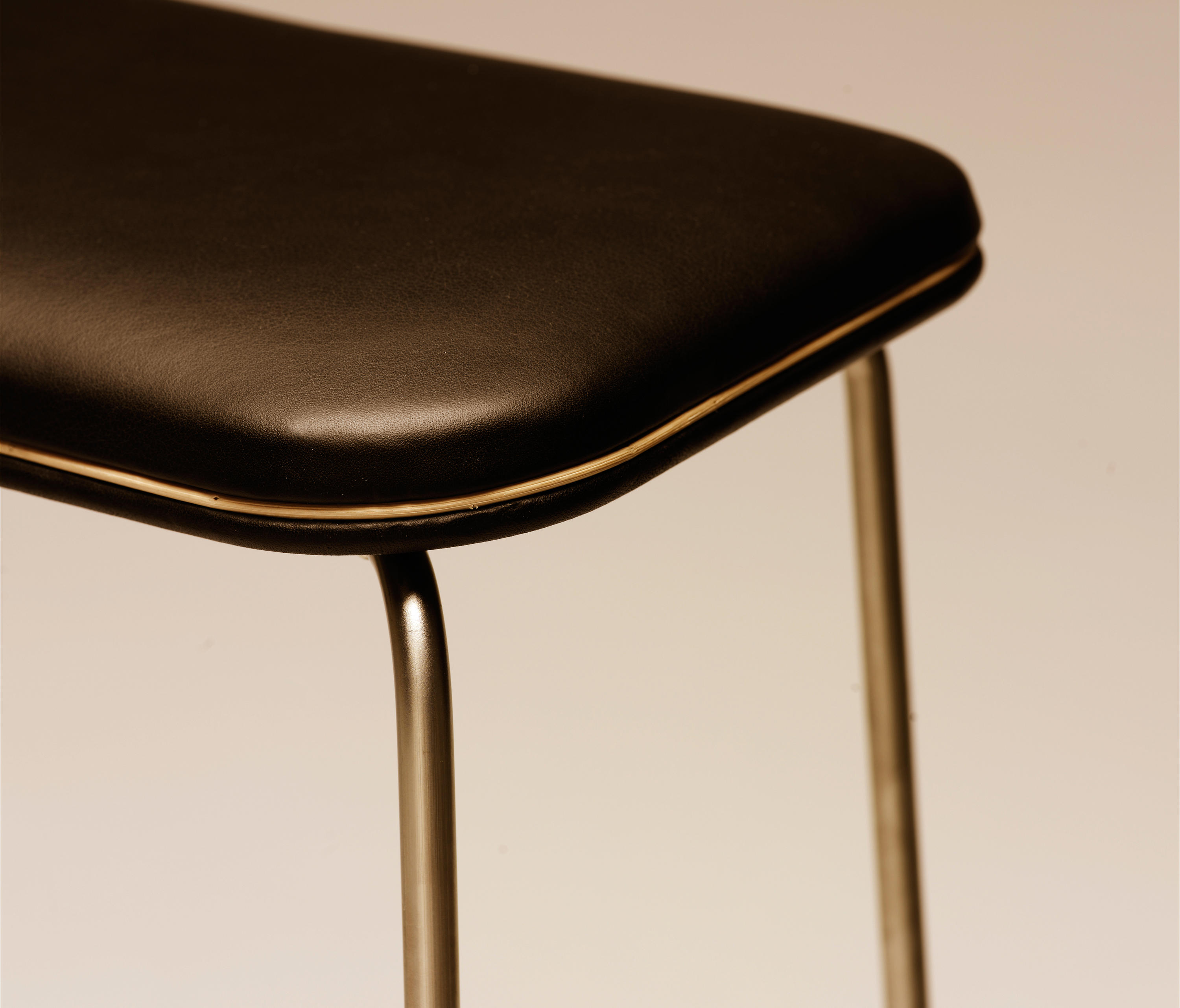 P.1 430 - Stools from PWH Furniture | Architonic