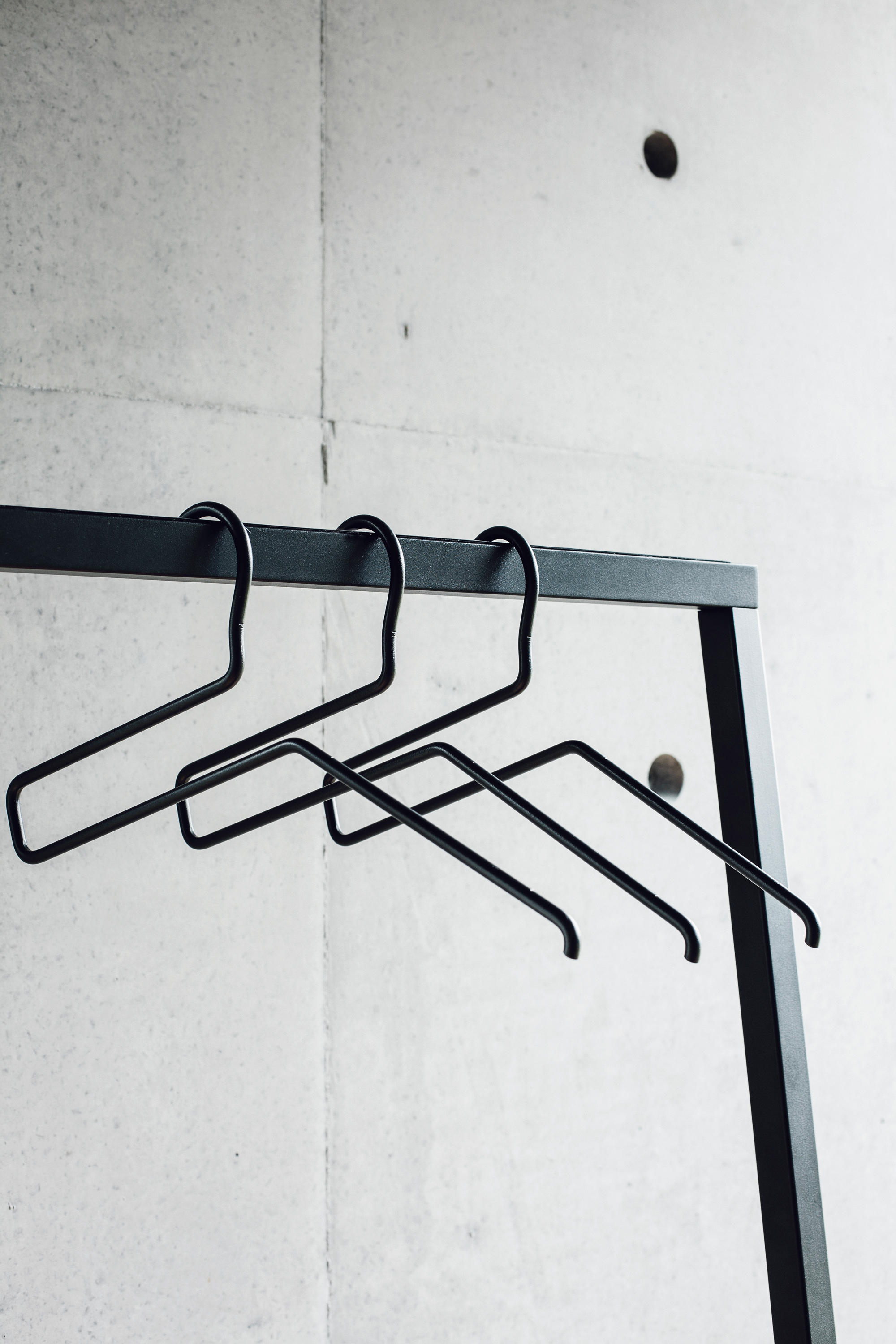 Фото вешалок для одежды на стену из металла