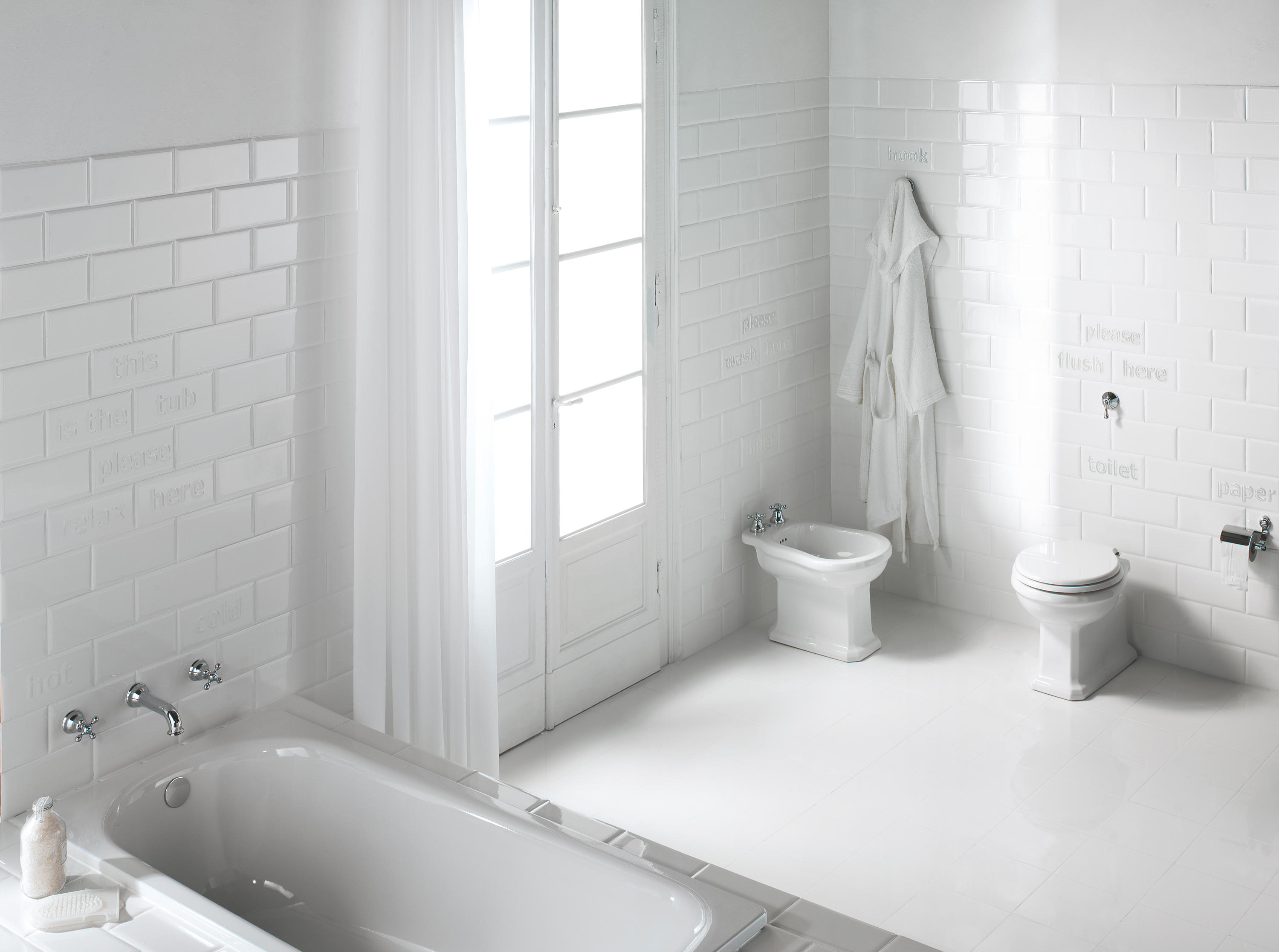 Белая плитка на пол в ванной. Белая плитка в ванной. Ванная с белой плиткой. Плитка белая матовая. Белые стены в ванной.