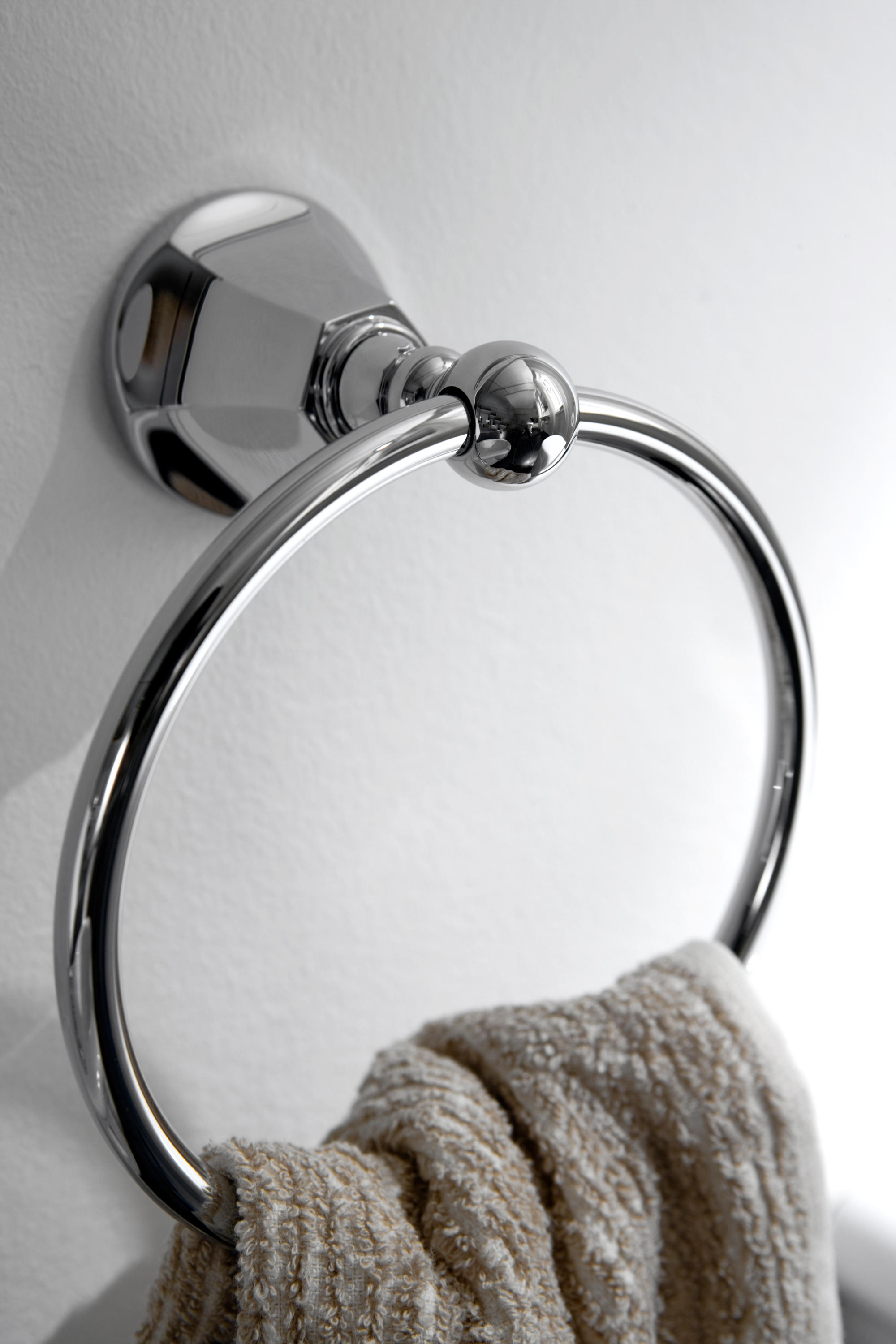 Полотенцедержатель кольцо в интерьере ванной