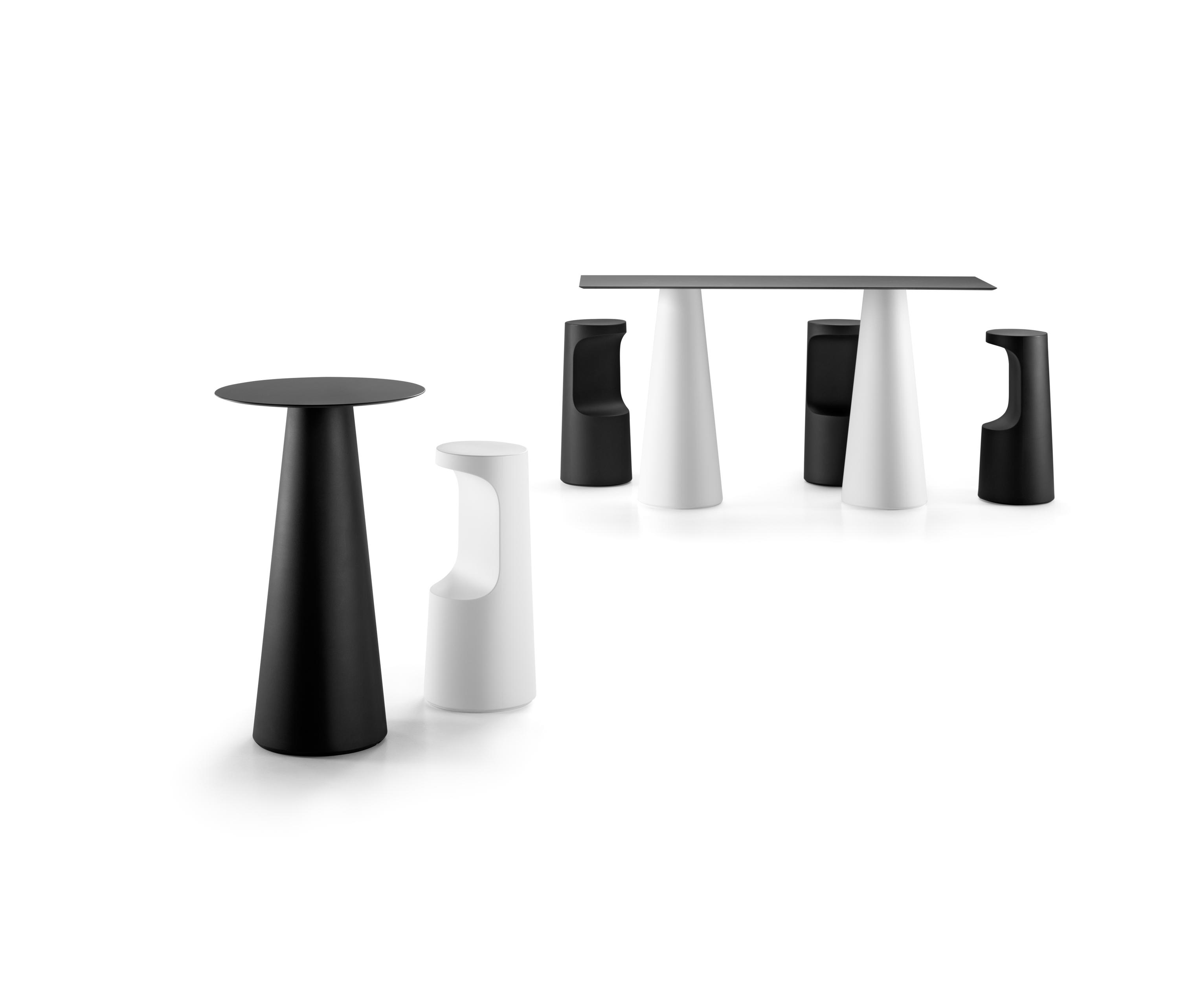 Table design Fura, base lumineuse Led RGB à batterie, intérieur et  extérieur, Plust Collection, plateau noir 70 x 70 cm
