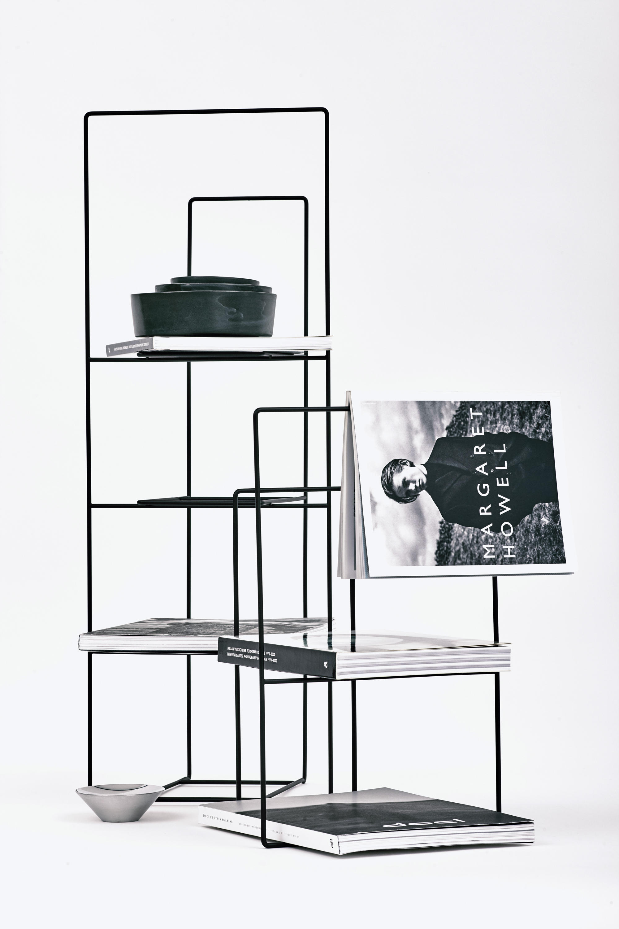 Rewire Magazine newspaper storage rack, tre product, medium black