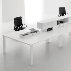 UM Operative | Desks | Famo