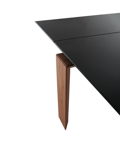 Stilt extendable table | Dining tables | Desalto