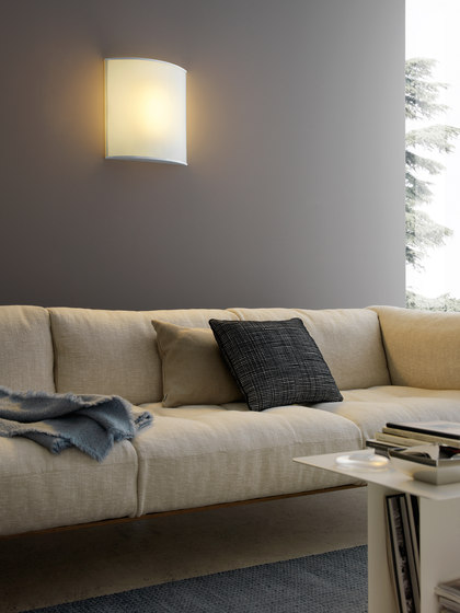 Simple White Wall lamp | Wall lights | FontanaArte