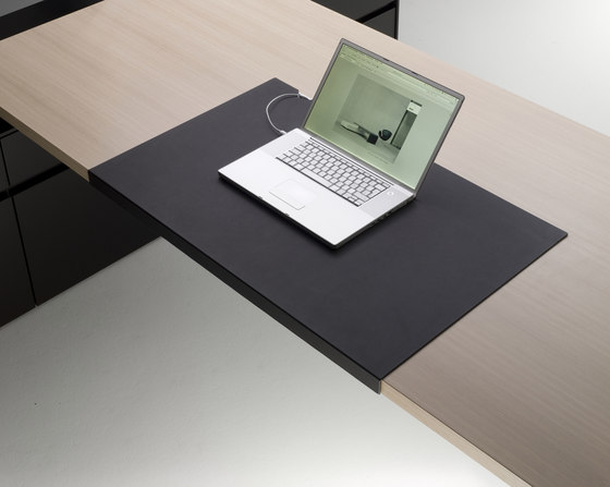 Sono desk with toolboard | Desks | RENZ