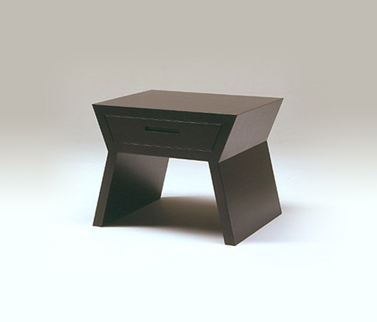 Akimbo end table | Mesas auxiliares | Conde House