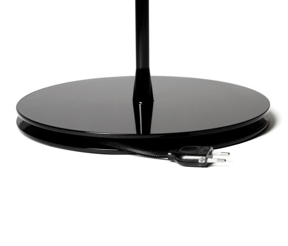 Arkipelag floor lamp w table | Lámparas de pie | RUBN LIGHTING