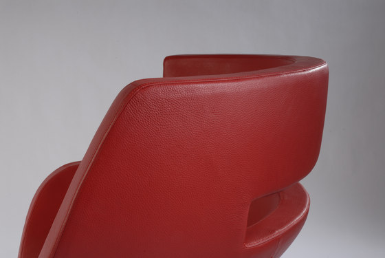 Wait Lounge Chair | Poltrone | Wilde + Spieth