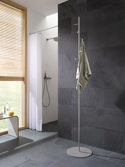 Porte-serviettes et vestiaire de bain, 10 crochets, plaque de fond grise | Porte-serviettes | PHOS Design