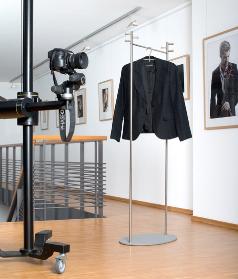 Kleiderständer TWIN mit ovaler Bodenplatte in grau | Garderoben | PHOS Design