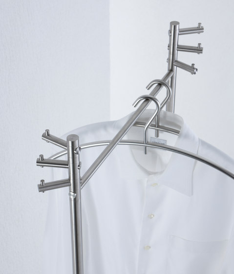Portemanteau TWIN avec plaque de base ovale grise | Porte-manteau | PHOS Design