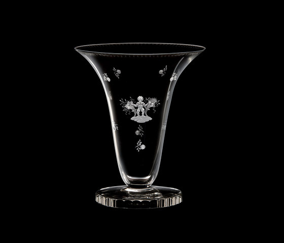 Bell shaped vase with engraved putti | Vasi | LOBMEYR