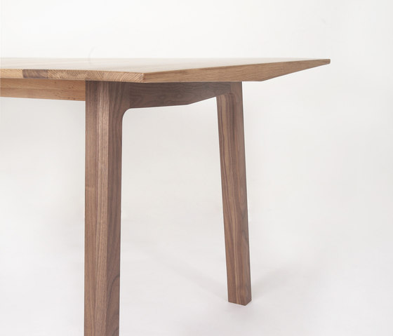 Hull | Dining tables | Foundry