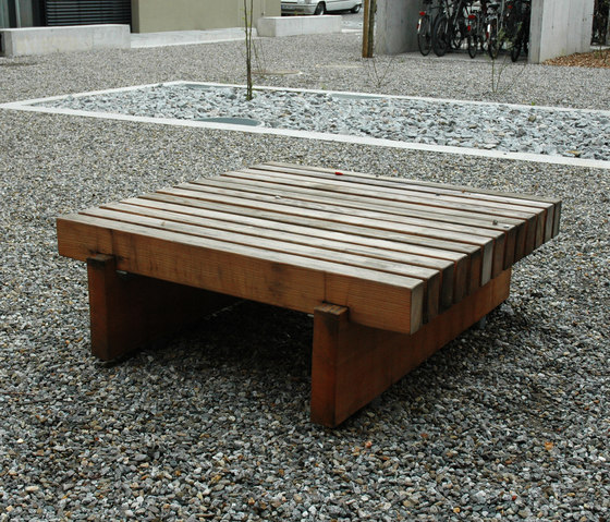 Sol Bench square seating area | Bancos | BURRI