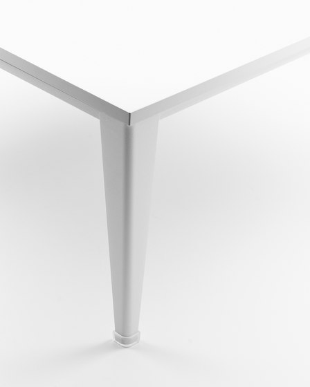 Corner | Side tables | Forma 5