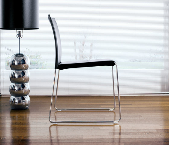Bizzy Chair | Sillas | Enrico Pellizzoni