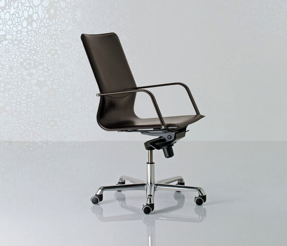 Lybra Swivel armchair high back | Chairs | Enrico Pellizzoni