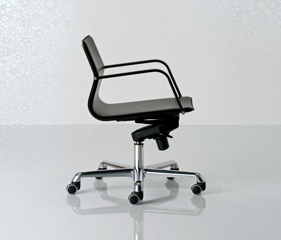 Lybra Swivel armchair low back | Office chairs | Enrico Pellizzoni