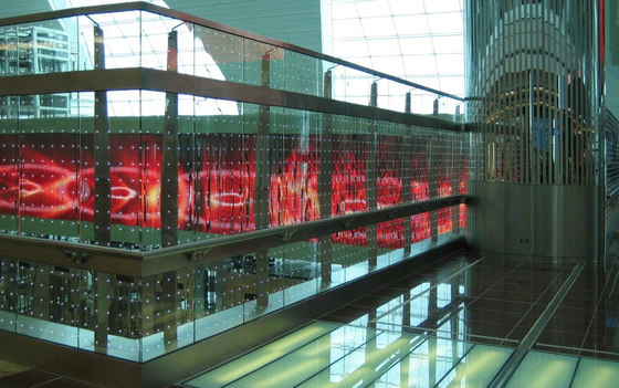 powerglass® Balustrade: Dubai International Airport | Treppengeländer | Peter Platz Spezialglas