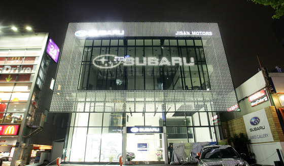 powerglass® media façade : SUBARU | Facade systems | Peter Platz Spezialglas