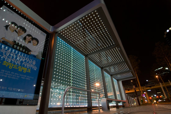 powerglass® media façade: bus shelter | Systèmes de façade | Peter Platz Spezialglas