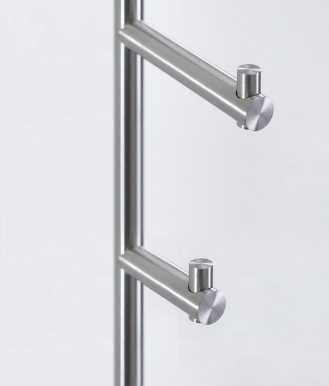 Portemanteau sur pied avec 2 crochets, plaque de fond en gris | Porte-serviettes | PHOS Design