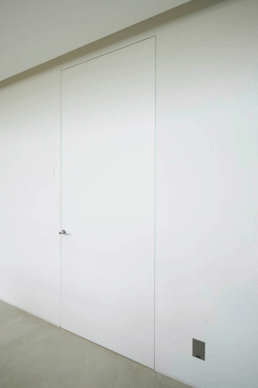 Brezza | Filo 10 Vertical Pivot door | Internal doors | Linvisibile