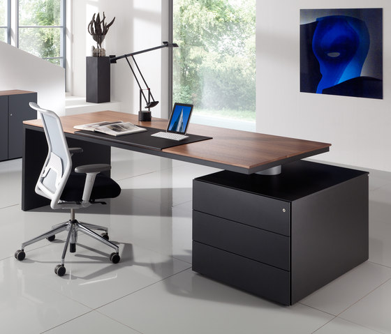 Acuros Light Winkeltisch | einseitig aufgelegt auf Technikboard | Schreibtische | Müller Manufaktur